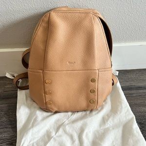 Hunter medium backpack in barley/tan and gold